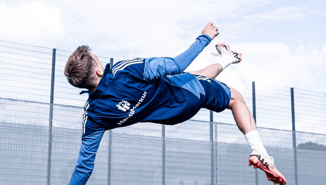 “Disa e nisin titullarë dhe pse nuk luajnë”, trajneri i përgjigjet sulmuesit shqiptar: Lojtarët nuk duhet të flasin për shokët