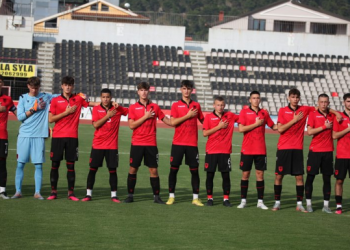 Mundësi e artë! Sulmuesi i klubit në zonën Champions vuan, lojtari i Shqipërisë U-17 ftohet në stërvitje me ekipin A