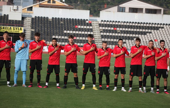 Mundësi e artë! Sulmuesi i klubit në zonën Champions vuan, lojtari i Shqipërisë U-17 ftohet në stërvitje me ekipin A