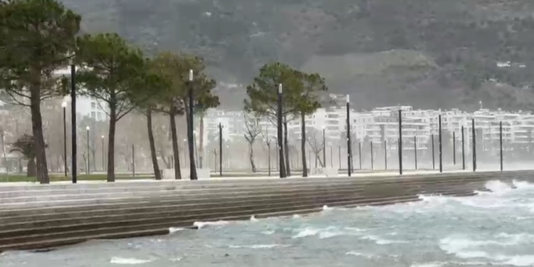 Jepet alarmi, Vlora në rrezik nga stuhia dhe përmbytjet