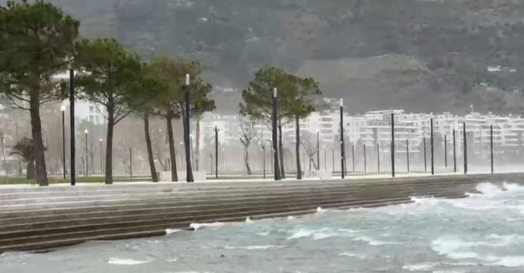 Jepet alarmi, Vlora në rrezik nga stuhia dhe përmbytjet