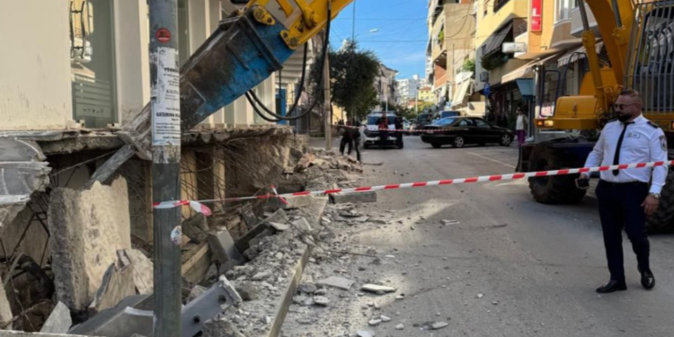 Vijojnë shembjet e ndërtimeve pa leje në Sarandë