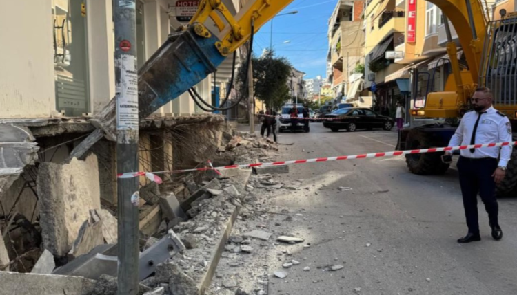 Vijojnë shembjet e ndërtimeve pa leje në Sarandë