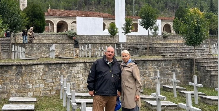 Ish-kryeministri grek Karamalis në Këlcyrë, homazh te varrezat greke: Aty ku mijëra ushtarë grekë dhanë jetën për një besim, për një ide, për një komb