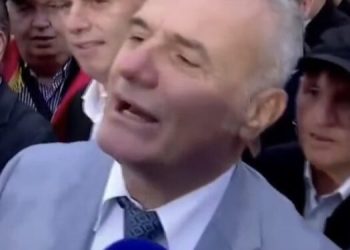 Deputetin e PD e çojnë xurxull në protestën pro UÇK: Kush po e ruan për urdhrin e partisë (VIDEO)