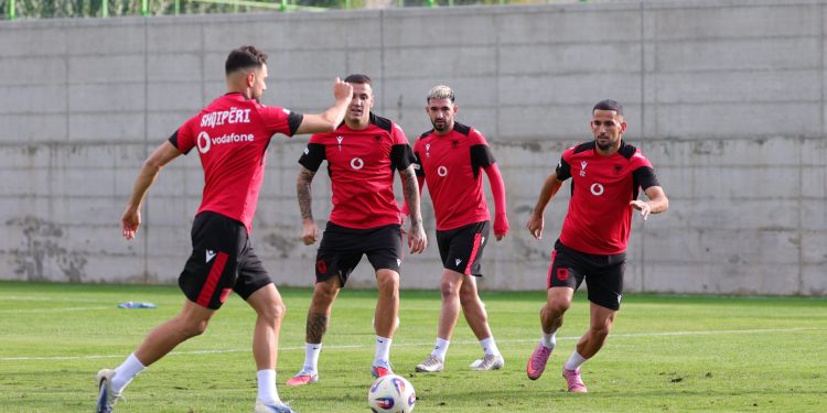 Sfida me Serbinë/ Kombëtarja zhvillon seancën e parë stërvitore, kuqezinjtë humbasin dy lojtarë