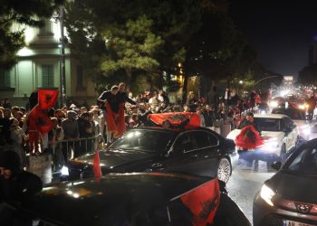 VIDEO/ Atmosferë elektrizuese, shihni si festohet në Tiranë, Durrës dhe Elbasan fitorja ndaj Serbisë