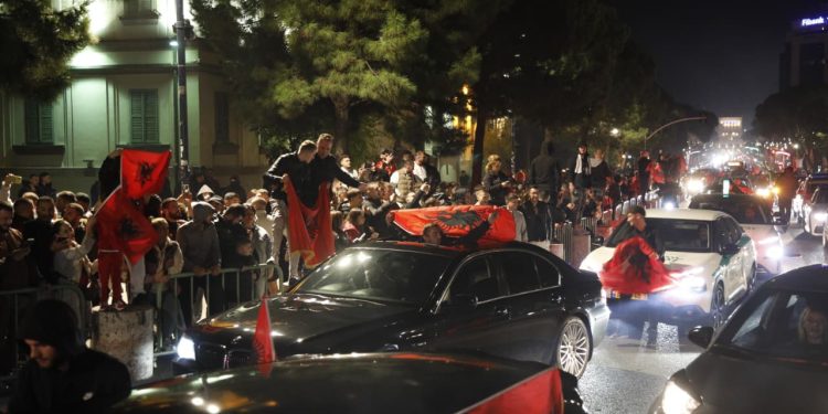 VIDEO/ Atmosferë elektrizuese, shihni si festohet në Tiranë, Durrës dhe Elbasan fitorja ndaj Serbisë