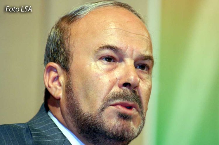 Fatos Nano, kryeministri i dorëheqjeve të rralla politike