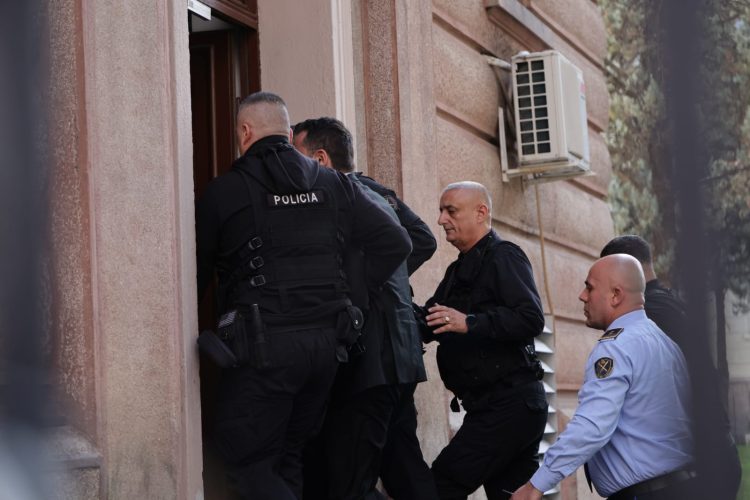 Veliaj mbërrin në Gjykatën Kushtetuese, shfaqet i qeshur dhe përshëndet gazetarët (FOTO)