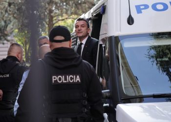 Veliaj mbërrin në Gjykatën Kushtetuese, shfaqet i qeshur dhe përshëndet gazetarët (FOTO)