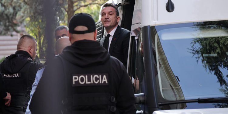 Veliaj mbërrin në Gjykatën Kushtetuese, shfaqet i qeshur dhe përshëndet gazetarët (FOTO)