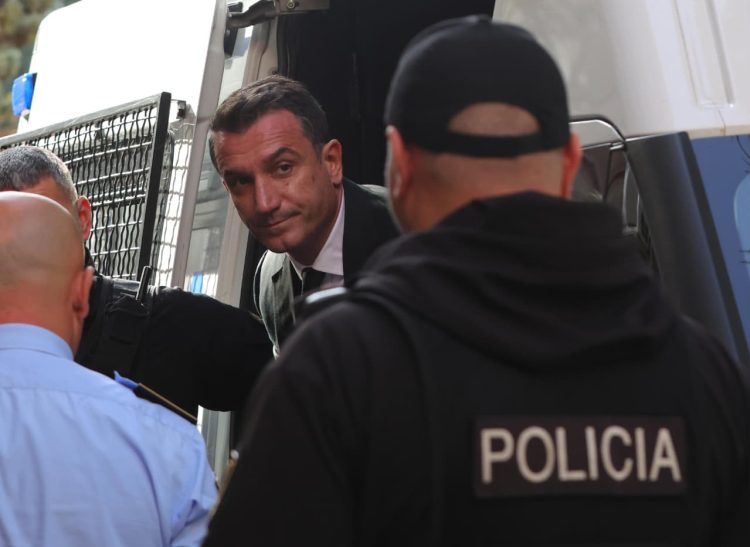 Veliaj mbërrin në Gjykatën Kushtetuese, shfaqet i qeshur dhe përshëndet gazetarët (FOTO)