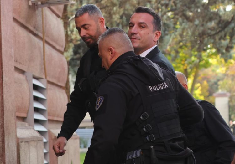 Veliaj mbërrin në Gjykatën Kushtetuese, shfaqet i qeshur dhe përshëndet gazetarët (FOTO)