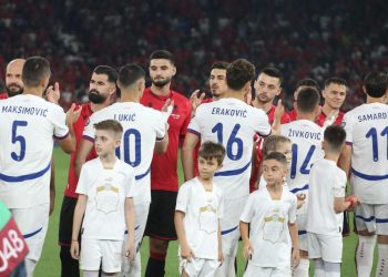 Sulmuesi përfundon në tribunë, Sylvinho merr vendimin para sfidës me Serbinë