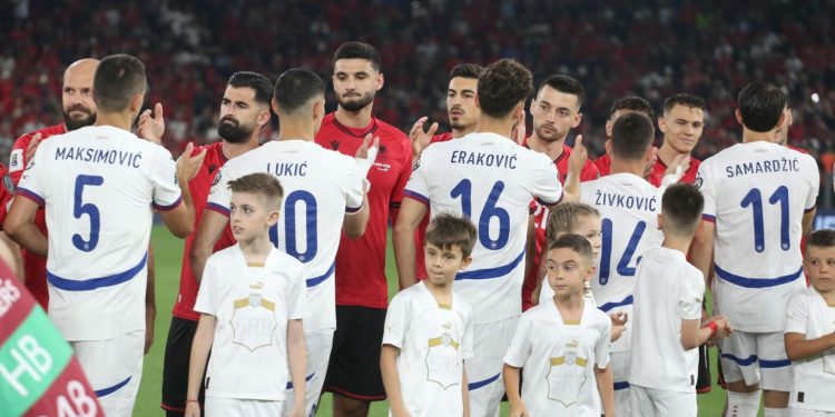 Sulmuesi përfundon në tribunë, Sylvinho merr vendimin para sfidës me Serbinë