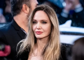 Si e ruan bukurinë Angelina Jolie në moshën 50-vjeçare?