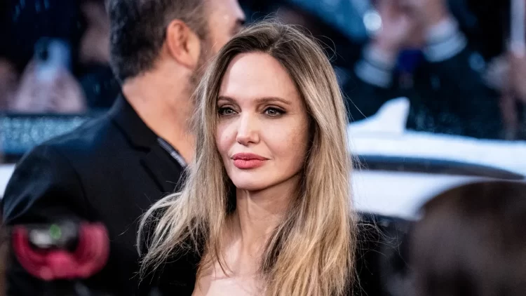 Si e ruan bukurinë Angelina Jolie në moshën 50-vjeçare?