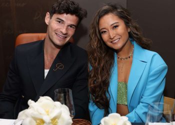 Yjet e ‘Emily in Paris’ i japin fund lidhjes pas 2 vitesh së bashku!