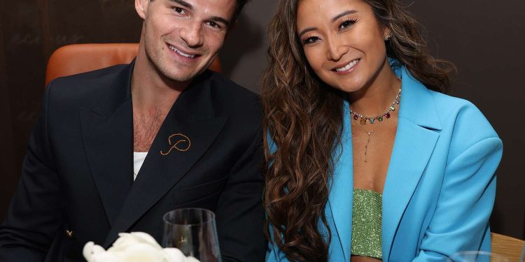 Yjet e ‘Emily in Paris’ i japin fund lidhjes pas 2 vitesh së bashku!