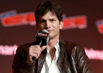 Ashton Kutcher pranon se ka humbur role për shkak të ‘mënyrës se si duket’