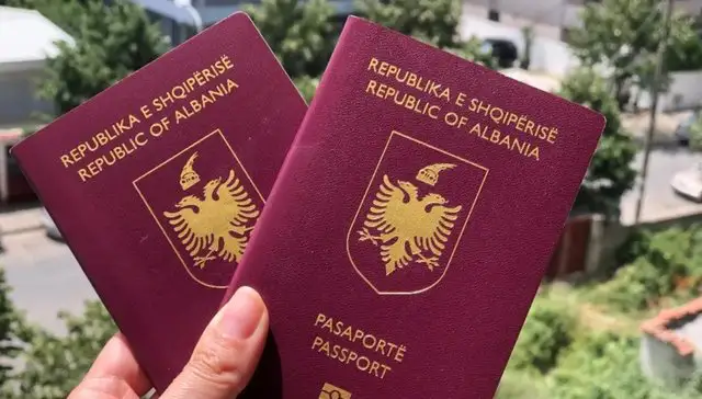 Indeksi i Pasaportave 2025: SHBA jashtë top 10, Greqia ngjitet në vendin e 6‑të, Shqipëria në vendin e 43‑të