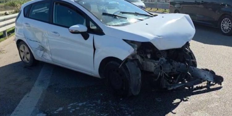 Aksidenti, përplasen dy automjete, plagoset një grua