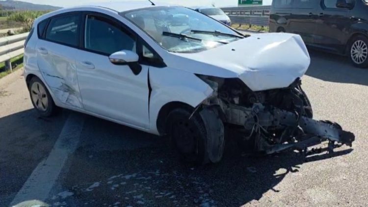 Aksidenti, përplasen dy automjete, plagoset një grua