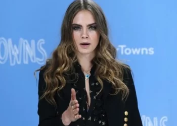 Drama e divave në Javën e Modës në Paris/ Cara Delevingne humbet qetësinë në sfilatën e Stella McCartney