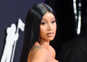 ‘Pse vazhdon të mbetesh shtatzënë?’, Cardi B jep përgjigjen që askush nuk e priste!