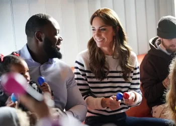 Kate Middleton ngre alarmin: Telefonat po krijojnë “epidemi shkëputjeje” mes prindërve dhe fëmijëve