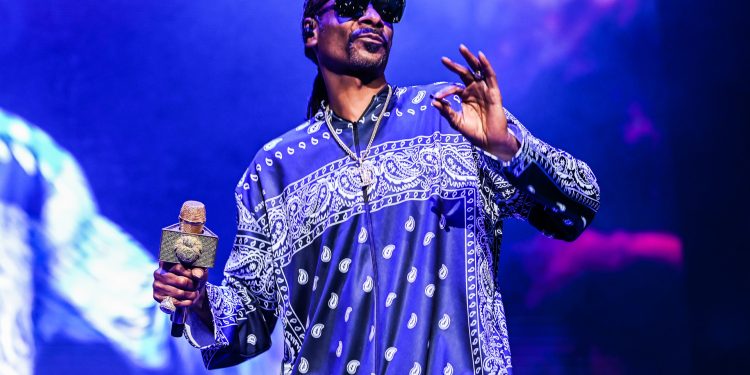 “Doggfather” i rap-it feston sot ditëlindjen, sa vjeç mbush Snoop Dogg?