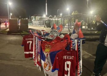 VIDEO/ Jo vetëm flamujt shqiptarë! Në Leskovac kërcasin gjobat për flamujt dhe fanellat e Serbisë para ndeshjes