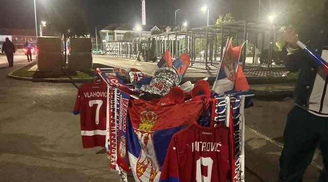 VIDEO/ Jo vetëm flamujt shqiptarë! Në Leskovac kërcasin gjobat për flamujt dhe fanellat e Serbisë para ndeshjes