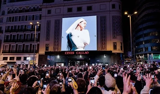 Shfaqje pa leje? Rosalía përballet me gjobë deri në 600 mijë euro në Spanjë