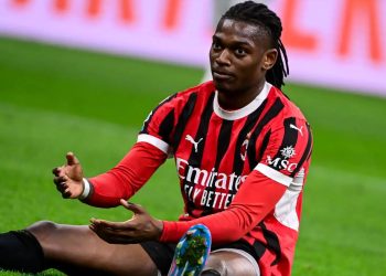 Milan, Leao “shtrëngon dhëmbët”, Allegri bën llogaritë me dëmtimet