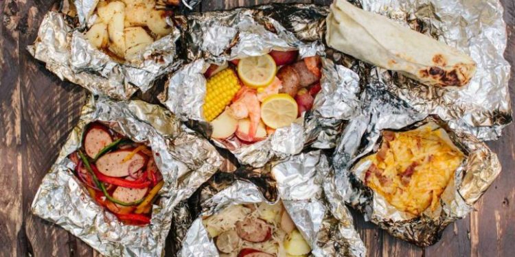 Pse nuk duhet të përdorni letrën e aluminit për ruajtjen e ushqimeve