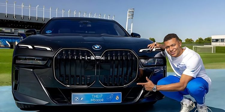 Mori BMW-në e personalizuar, por s’ka patentë, ylli i futbollit, Mbappe: S’kam pasur kohë!