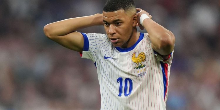 Dëmtimi në kavilje tremb Francën, Mbappe humbet stërvitjen e parë