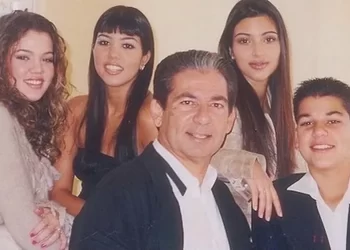 Kim Kardashian përkujton babain e saj Robert Kardashian Sr., 22 vite pas ndarjes nga jeta