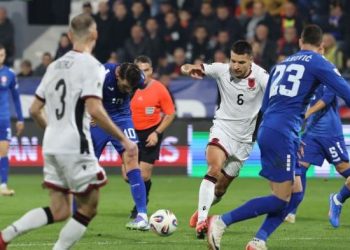LIVE Serbi-Shqipëri/ 60 minuta lojë në Leskovac, Vlahovic i rrezikshëm (VIDEO)