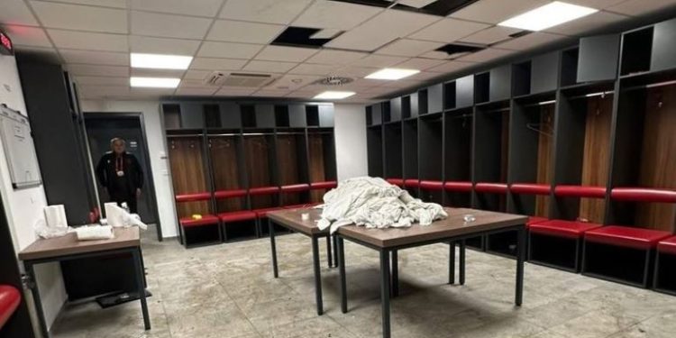 FOTO/ “Na falni për tavanin”, djemtë e Kombëtares japin shembull në Serbi: Pastrojnë dhomën e zhveshjes para largimit