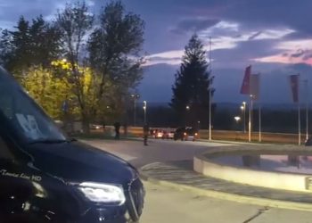 VIDEO/ Nën masa të rrepta sigurie, kombëtarja niset drejt stadiumit