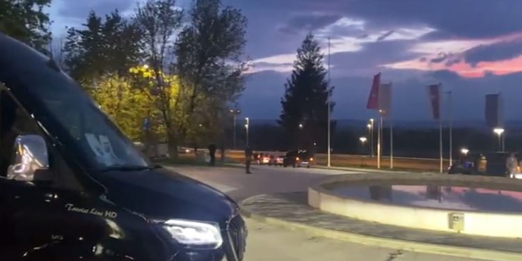 VIDEO/ Nën masa të rrepta sigurie, kombëtarja niset drejt stadiumit