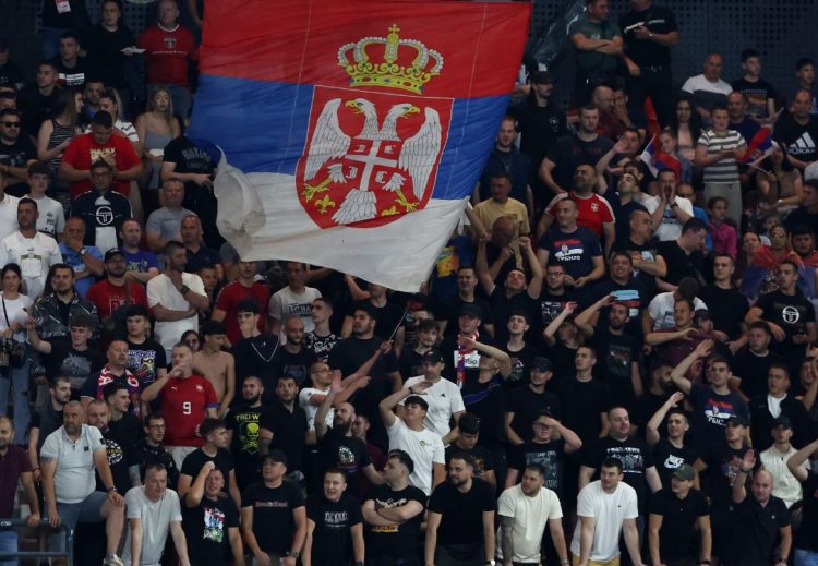 Frikë nga tifozët, FIFA “zbut” Serbinë, i “fshin” ultrasit, vetëm bileta të personalizuara