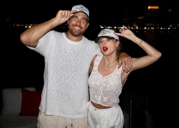 Travis Kelce ngatërron gruan e Hugh Grant me regjisoren Greta Gerwig! Taylor Swift tregon momentin gazmor në “Eras Tour”
