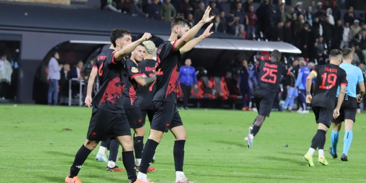 FOTO/ “Zgjohet” Flamurtari, suksesi ndaj Vllaznisë i parë i jep Moriero-s trofeun e trajnerit të javës