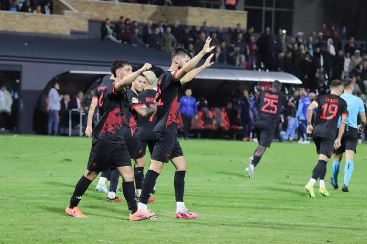 FOTO/ “Zgjohet” Flamurtari, suksesi ndaj Vllaznisë i parë i jep Moriero-s trofeun e trajnerit të javës