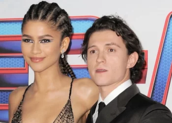 Tom Holland korrigjon gazetarin që e quajti Zendaya-n “të dashurën e tij”