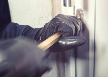 Greqi/ Shkuan për të grabitur shtëpinë, por ranë nga ballkoni, hajdutët shqiptarë në britma: Zot më ndihmo bre!